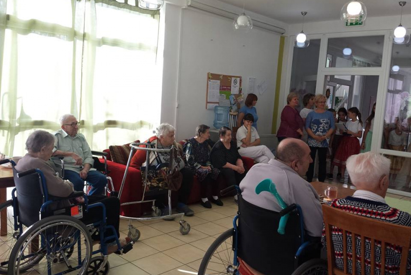 Október - mesiac úcty k starším Október - mesiac úcty k starším