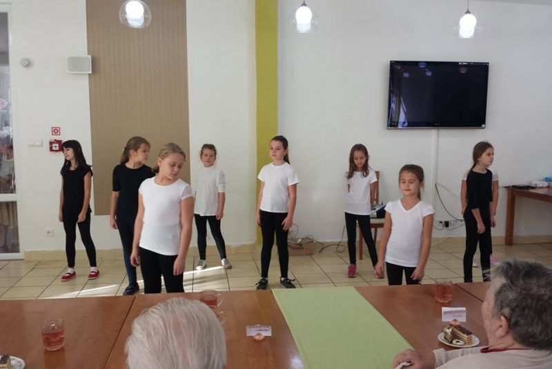 Október - mesiac úcty k starším Október - mesiac úcty k starším