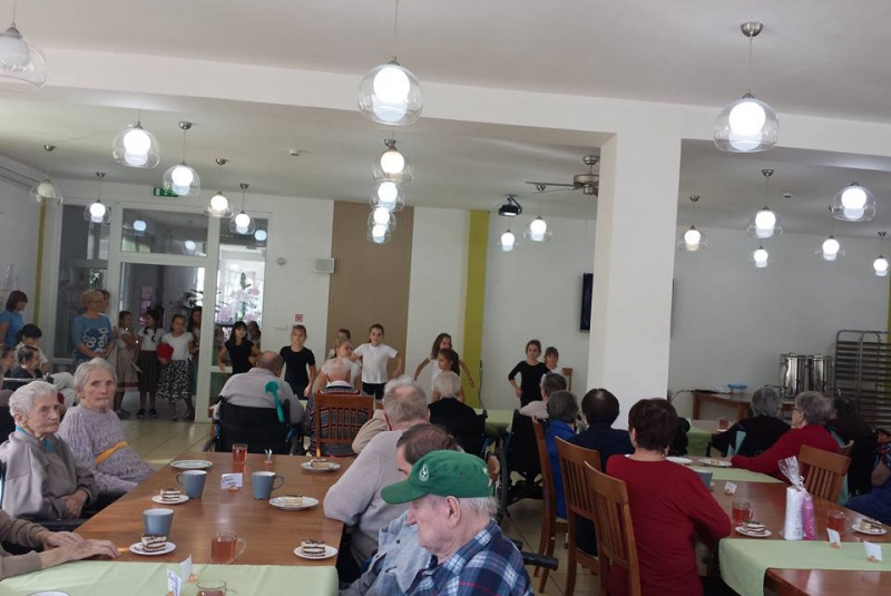 Október - mesiac úcty k starším Október - mesiac úcty k starším