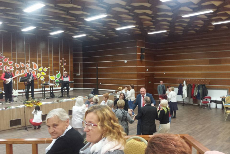 Október - mesiac úcty k starším Október - mesiac úcty k starším