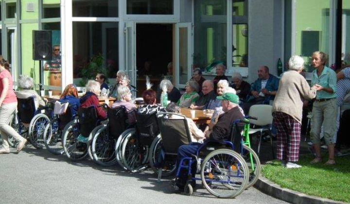 Opekanie chlebíka s hudbou