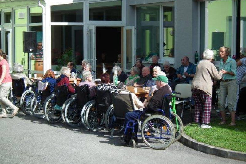 Opekanie chlebíka s hudbou Opekanie chlebíka s hudbou