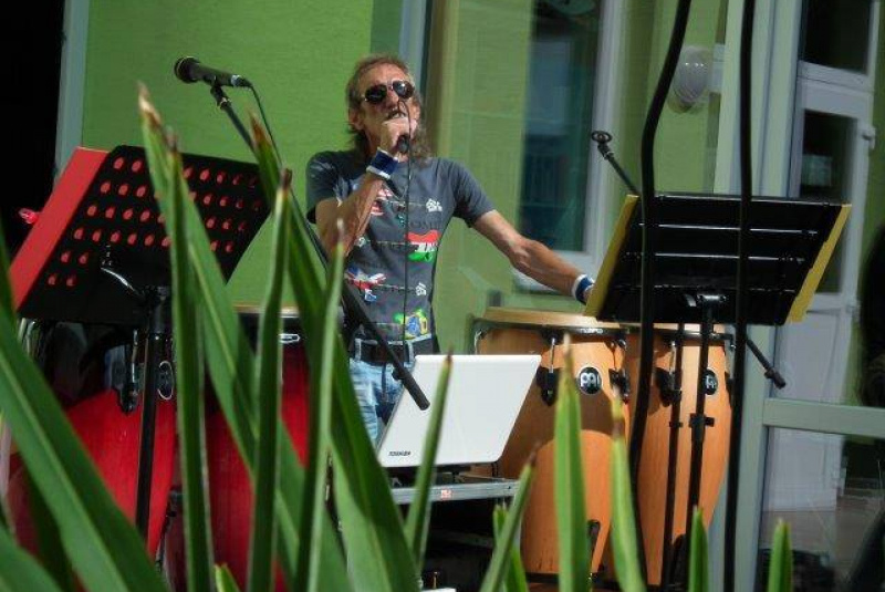 Opekanie chlebíka s hudbou Opekanie chlebíka s hudbou