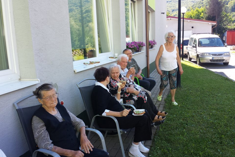 Opekanie chlebíka s hudbou Opekanie chlebíka s hudbou