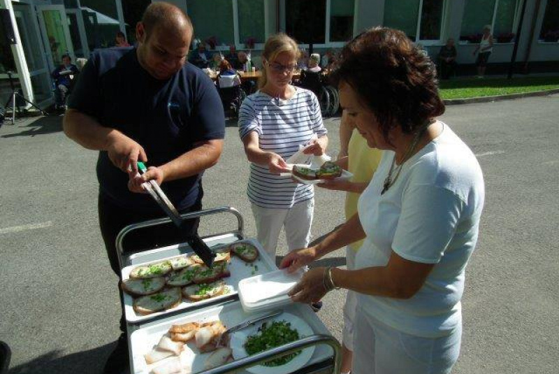 Opekanie chlebíka s hudbou Opekanie chlebíka s hudbou