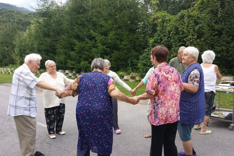 Opekanie chlebíka s hudbou Opekanie chlebíka s hudbou