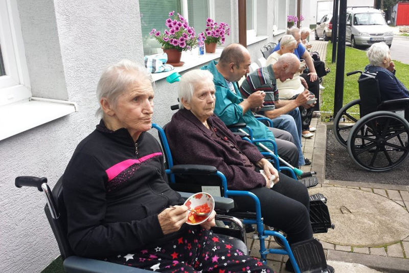 Opekanie chlebíka s hudbou Opekanie chlebíka s hudbou