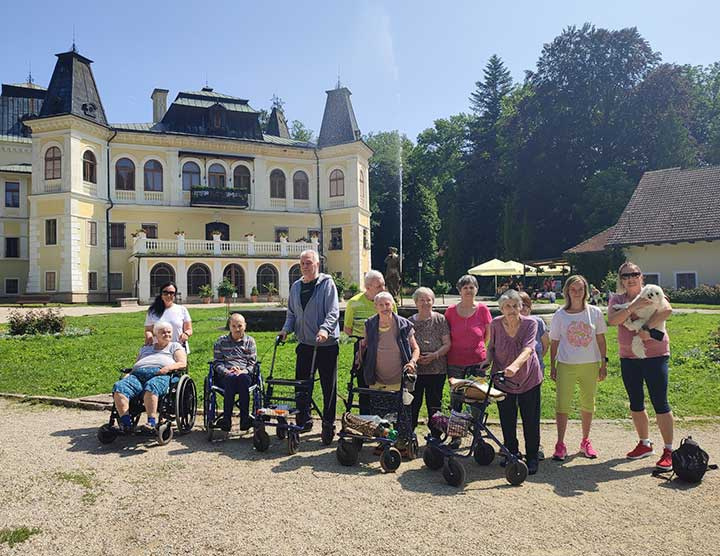 Seniori mali možnosť navštíviť krásne prostredie kaštieľa Betliar. Prechádzka v parku a spoločné zážitky posilnili priateľskú atmosféru.
