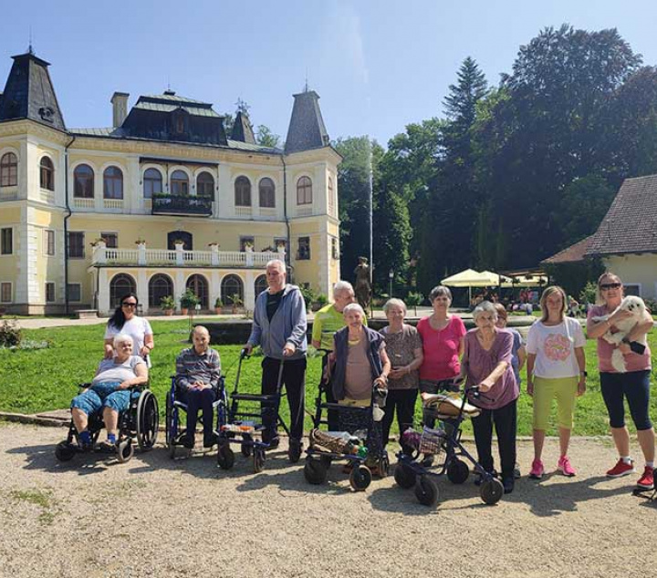 Seniori mali možnosť navštíviť krásne prostredie kaštieľa Betliar. Prechádzka v parku a spoločné zážitky posilnili priateľskú atmosféru.
