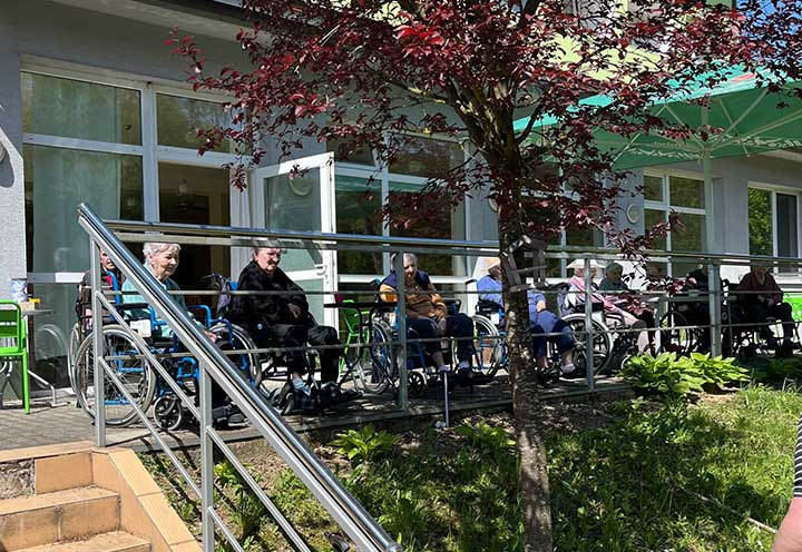 Naši seniori si užili jarné slnko na spoločnom posedení na terase. Nechýbala dobrá nálada, rozhovory a spoločná káva.